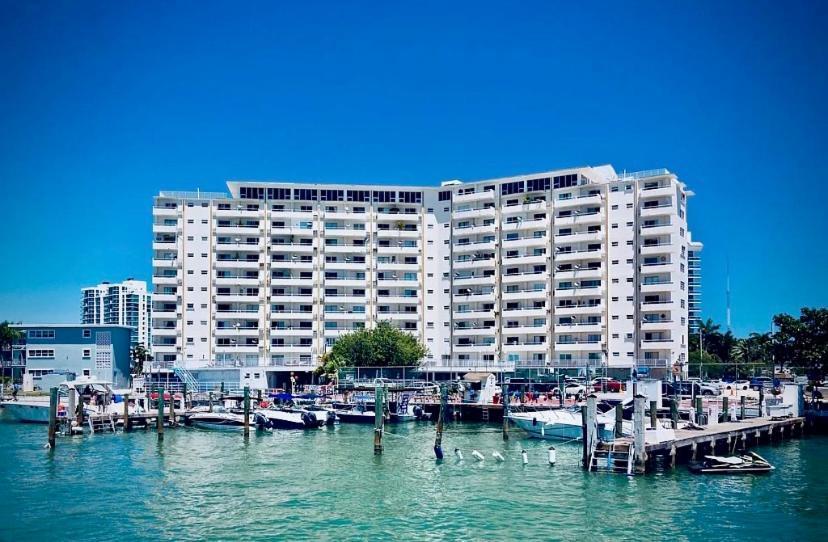 Modern Waterfront Apartment With Miami Skyline View, Free Parking 5 Mins Drive To Miami Beach Exterior foto